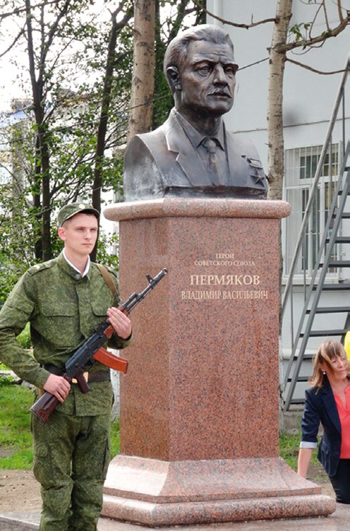 Бюст Героя Советского Союза Владимира Пермякова в Поронайске