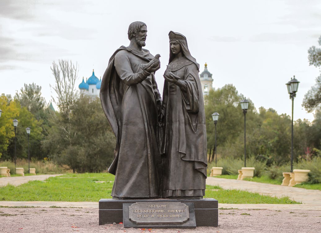 Памятник святым благоверным Петру и Февронии в Серпухове
