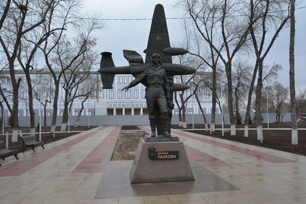 Памятник Герою Советского Союза Марии Расковой в Энгельсе