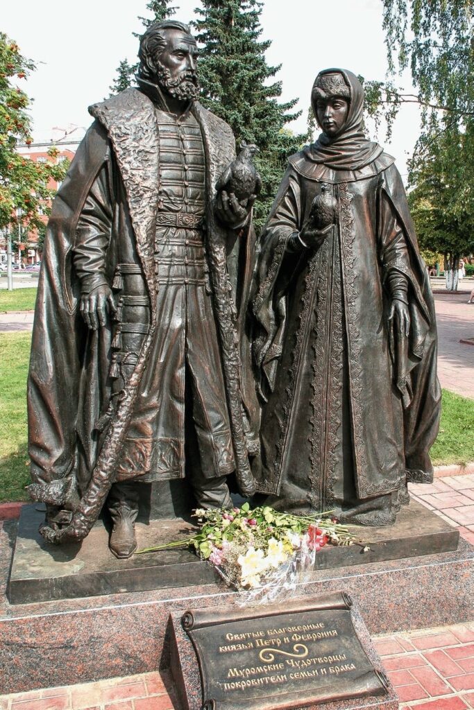 7 июля 2012 года, в канун дня Любви, Семьи и Верности в Клину был открыт первый в Подмосковье памятник Петру и Февронии Муромским - покровителям крепкого брака и настоящей любви.

Княжеская чета изображена в богатых старорусских одеждах, а в их руках - белые голуби, как знак нежности, верности и мира в семье. Памятник установлен в сквере Афанасьева напротив ЗАГСа.

Команда ООО СПК «Лит Арт» поздравляет всех с этим светлым праздником!

Скульптор Константин Кубышкин.