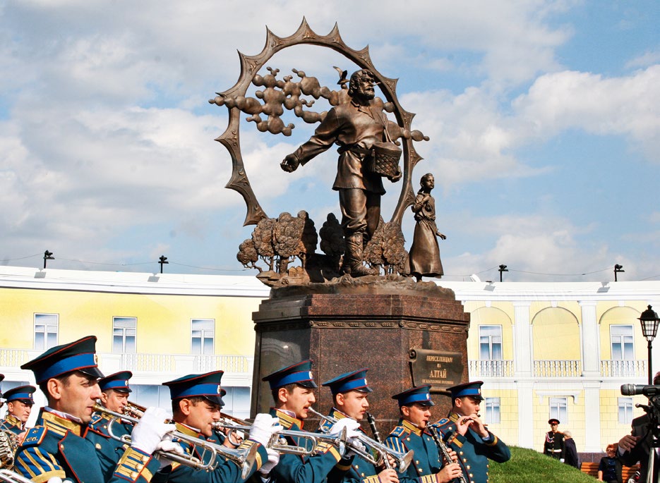 Памятник крестьянам-переселенцам на Алтай в Барнауле