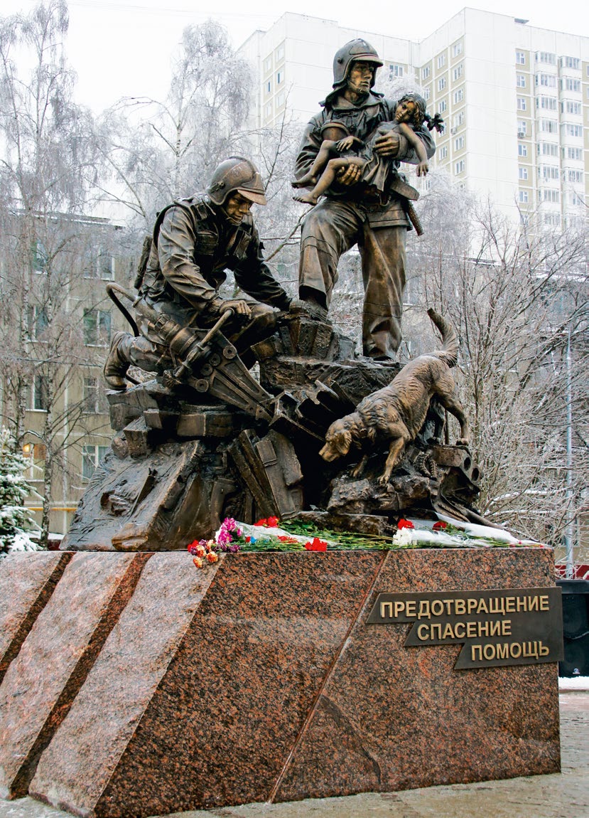 Памятник сотрудникам МЧС в Москве