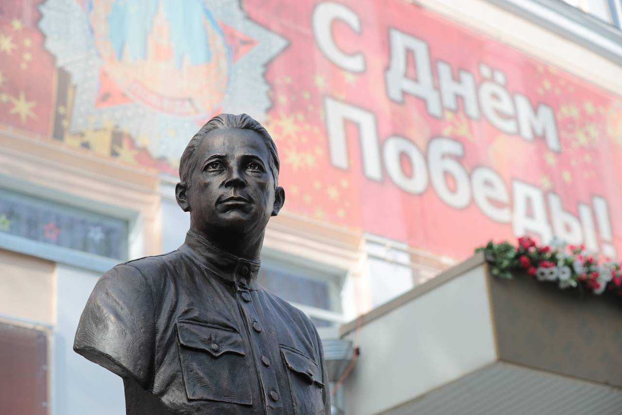 Памятник Александру Печерскому