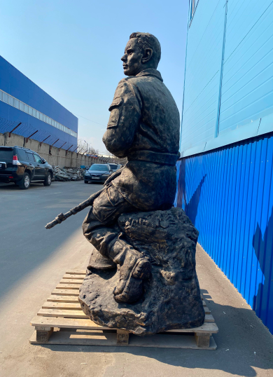Солдат на камне с голубкой