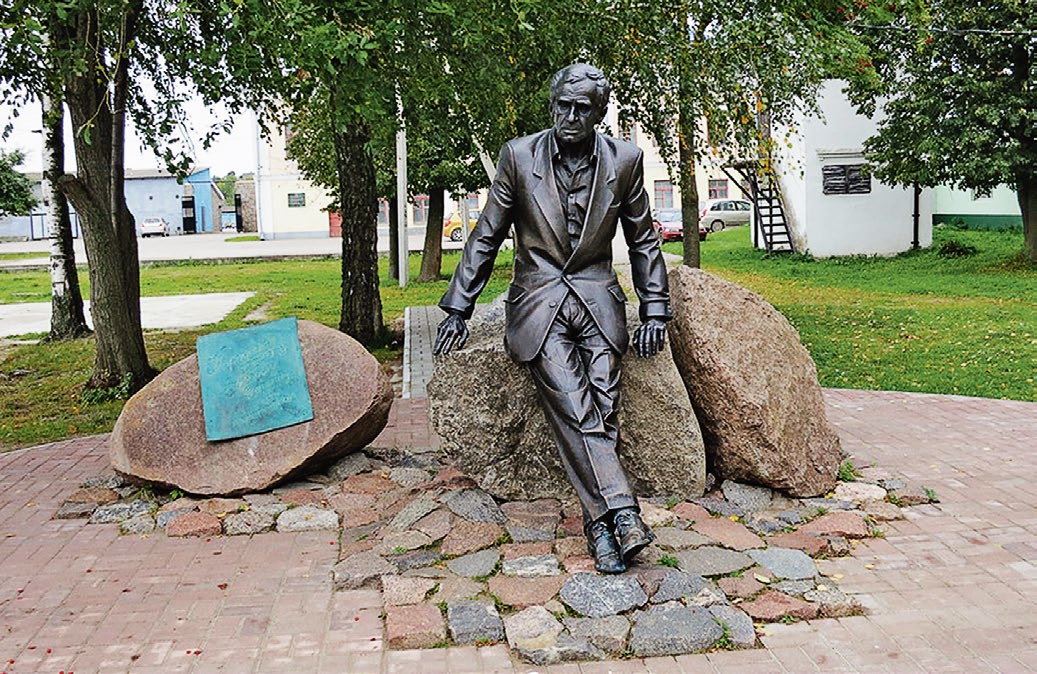 Памятник актеру Зиновию Гердту в городе Себеж