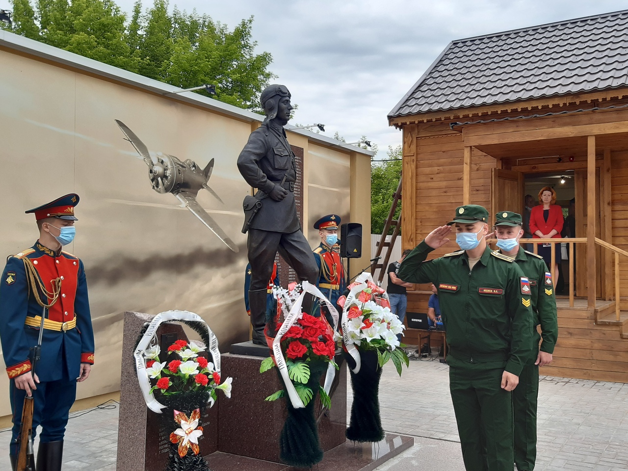 Памятник Герою Советского Союза Виктору Талалихину в селе Тепловка Саратовской области