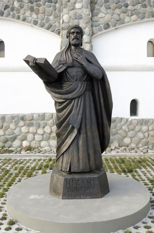 Памятник НИЗАМИ в деревне Петрово, культурный центр «Этномир»