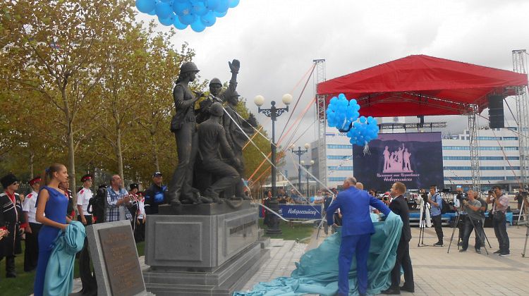 Памятник «Труженики порта» в Новороссийске