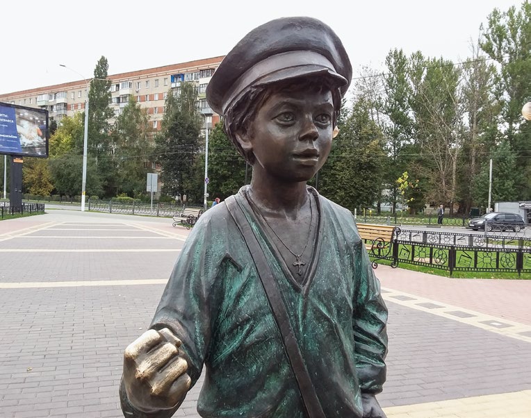 Памятник кинорежиссеру Евгению Карелову («Мишка Нахаленок»)