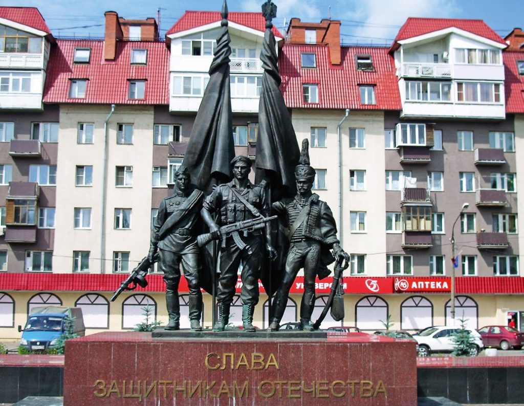 Памятник защитникам Отечества изготовлен из бронзы на скульптурном предприятии «Лит Арт». Установлен в городе Лыткарино Московской области в 2011 году.
