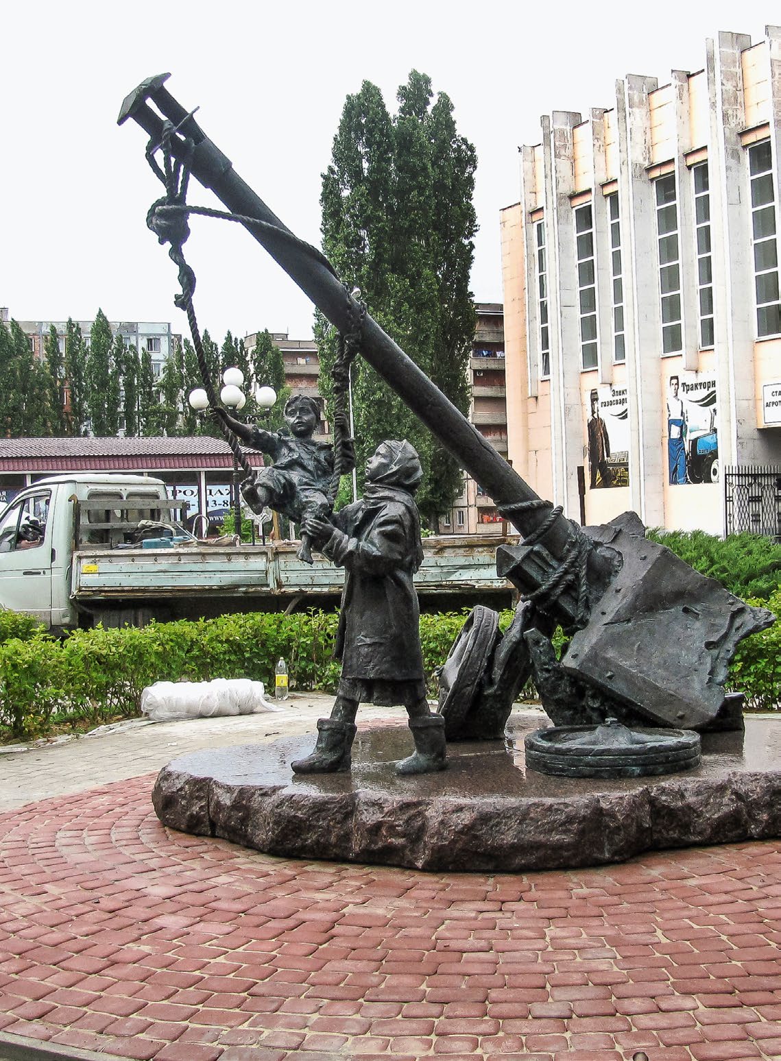 Памятник «Качели» в Старом Осколе