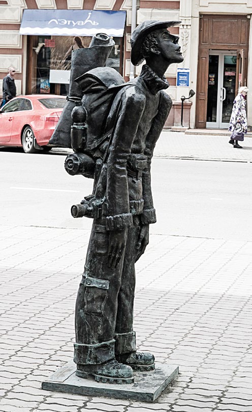 Памятник туристу в Иркутске