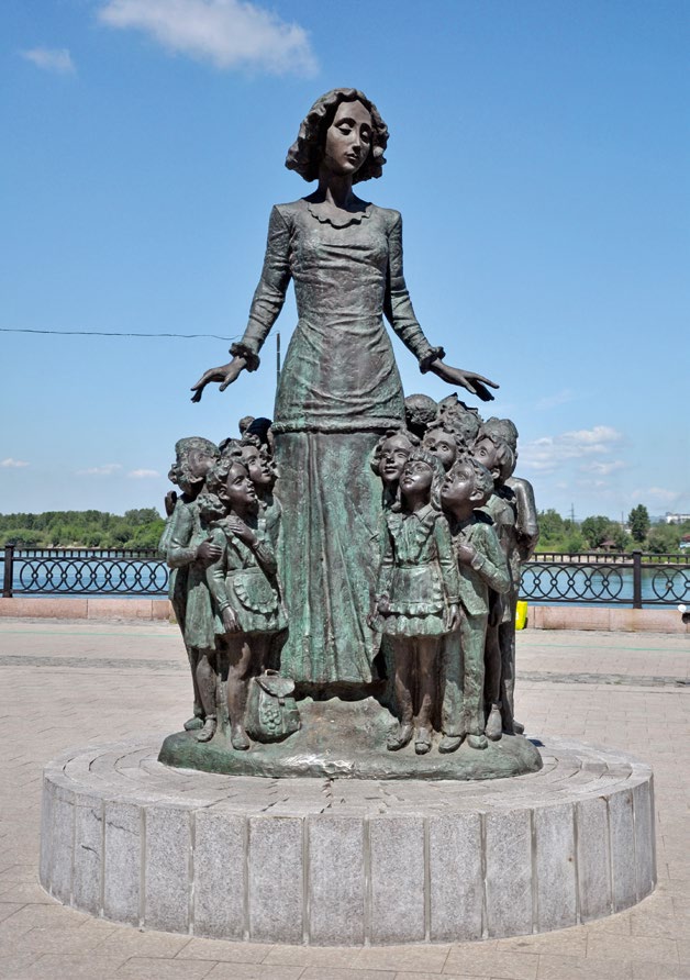 Памятник первой учительнице в Иркутске