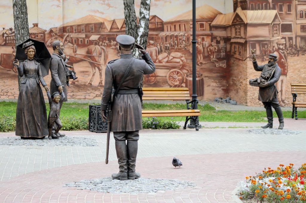 Памятник «Ярмарка» изготовлен из бронзы на скульптурном предприятии «Лит Арт». Установлен в Серпухове в 2017 году.