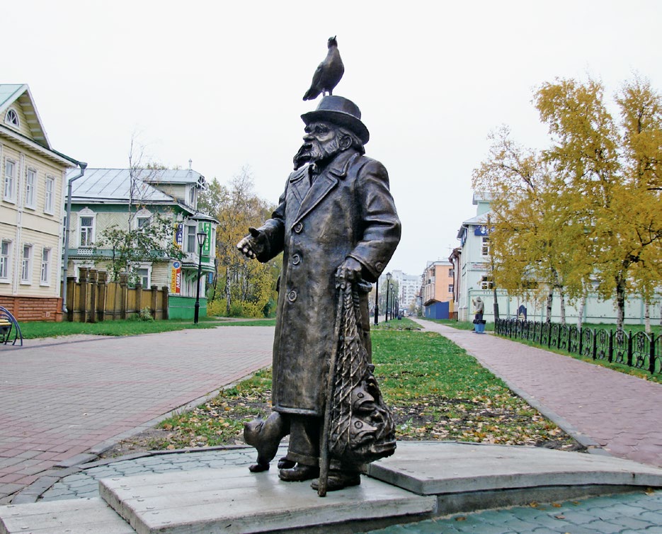 Памятник писателю Степану Писахову в Архангельске