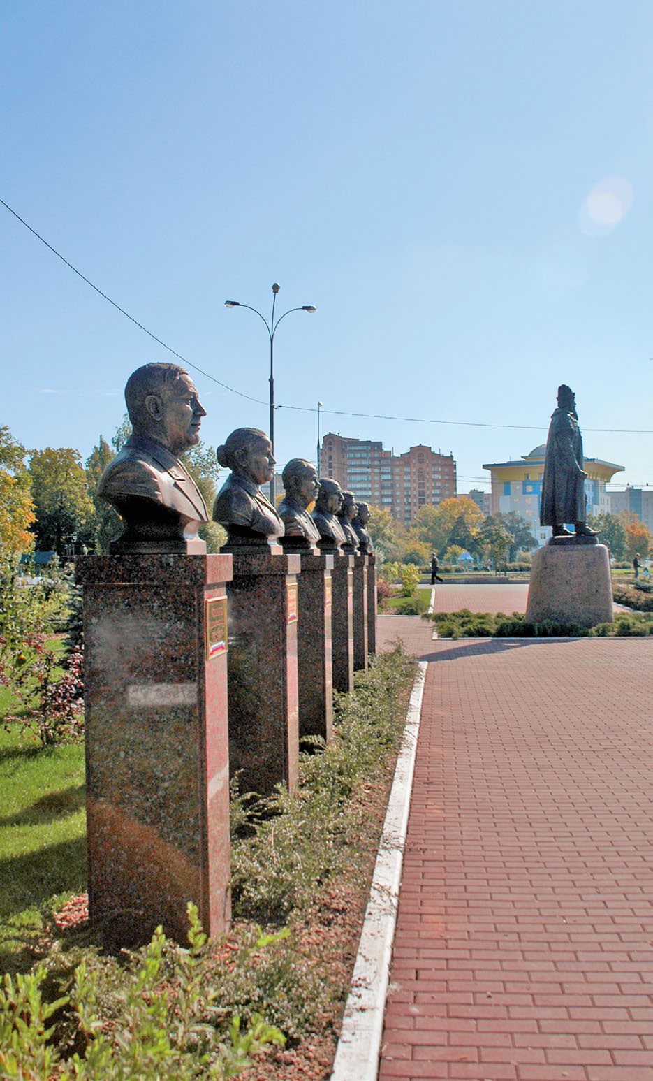 Бюсты на аллее Почетных граждан в Одинцово Московской области