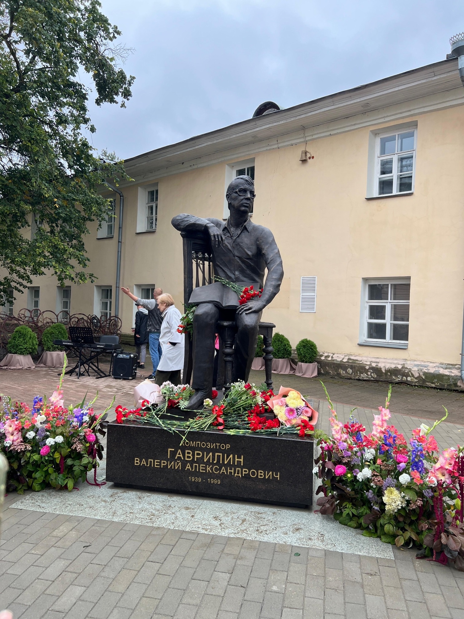 Памятник композитору Валерию Александровичу Гаврилину.
