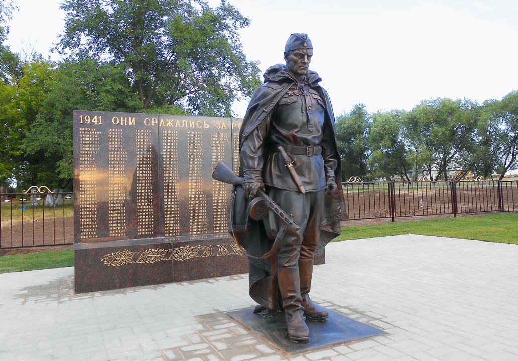 Памятник разведчику в селе Мазикино
