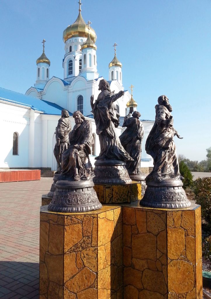 Памятник «Спаситель и четыре евангелиста» изготовлен из бронзы на скульптурном предприятии «Лит Арт». Установлен в Бийске в 2004 году.
