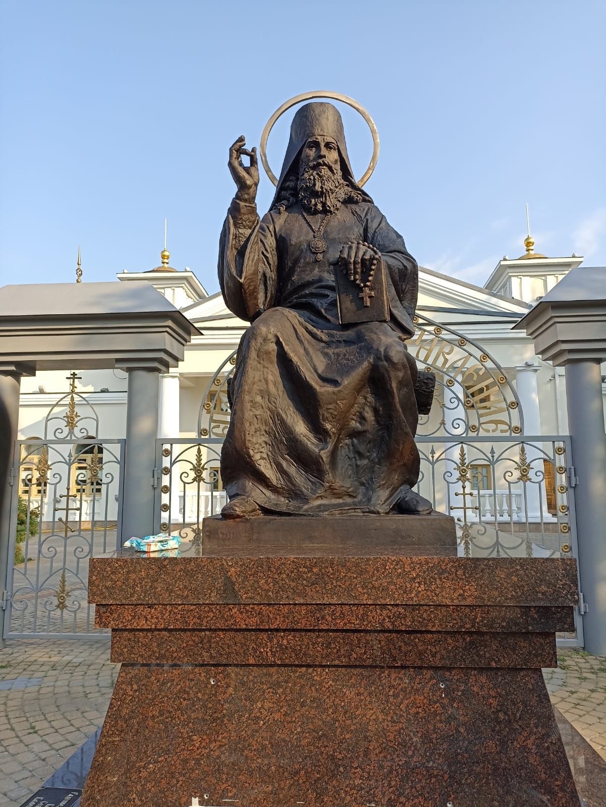 Бронзовый памятник святому Тихону Задонскому