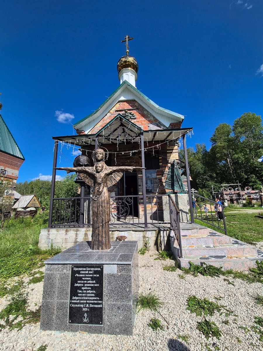 Памятник Божьей матери в деревне Федора Конюхова