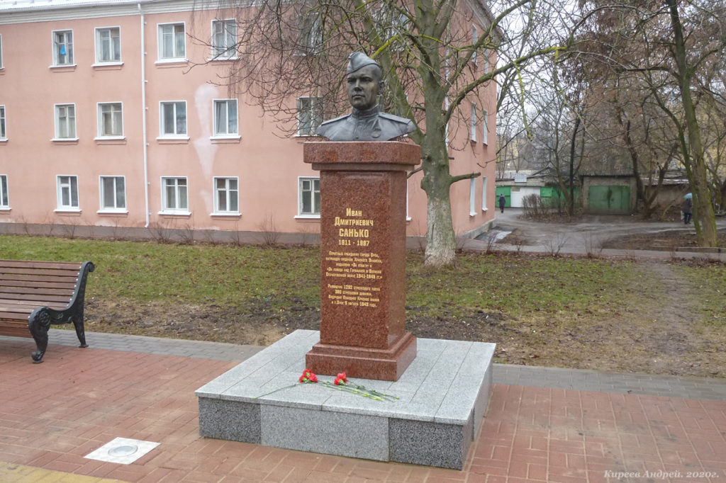 Бюсты разведчиков Василия Образцова и Ивана Санько изготовлены из бронзы на скульптурном предприятии «Лит Арт». Установлены в Орле в 2018 году.
