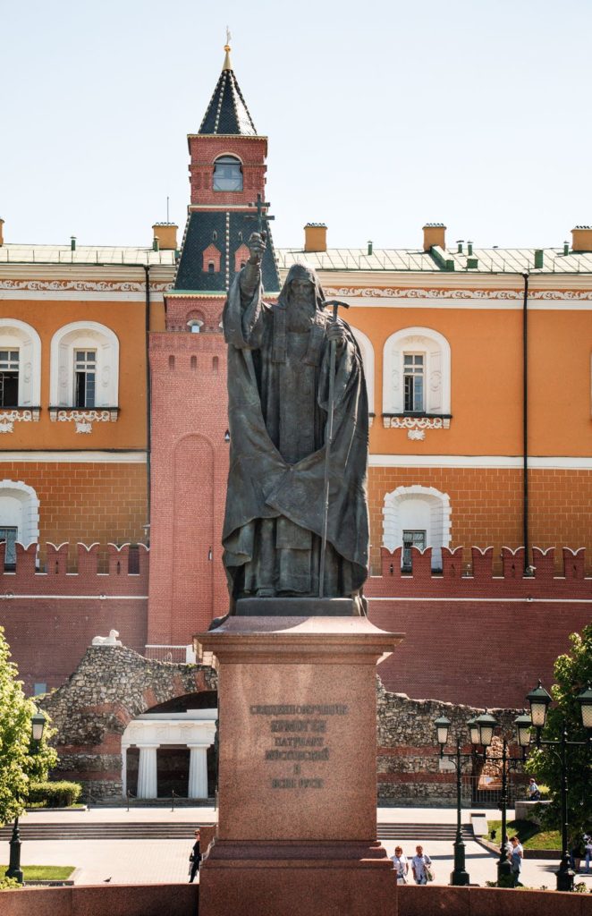 Памятник патриарху Гермогену изготовлен из бронзы на скульптурном предприятии «Лит Арт». Установлен в Москве в 2013 году.