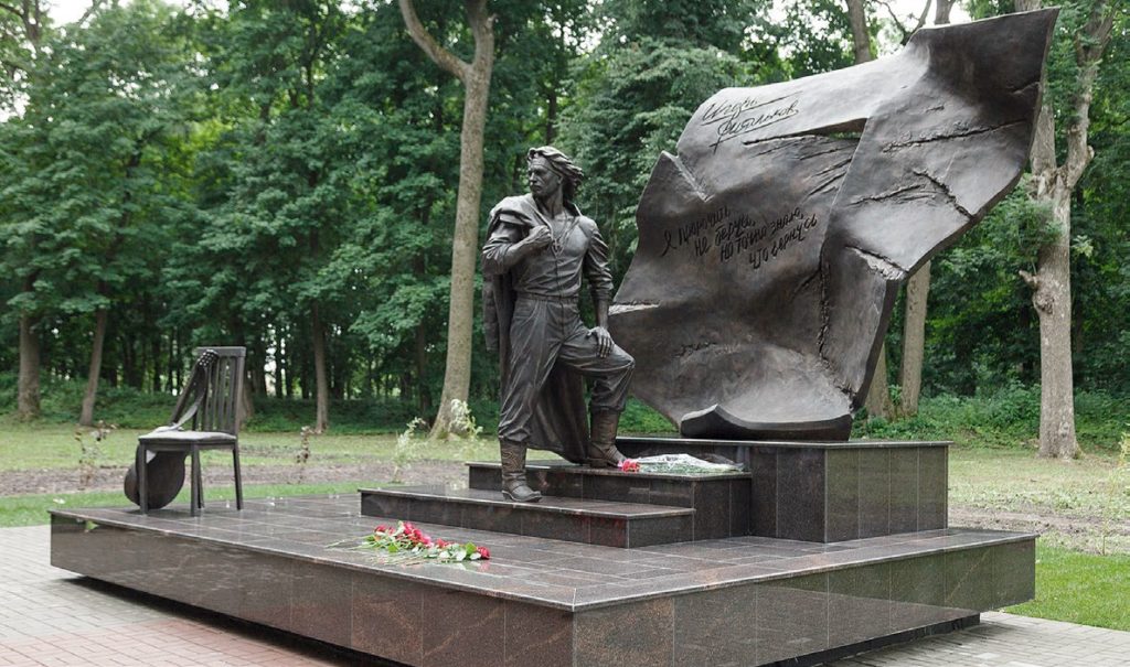 Памятник Российскому спасателю изготовлен из бронзы на скульптурном предприятии «Лит Арт». Установлен в Самаре в 2015 году.