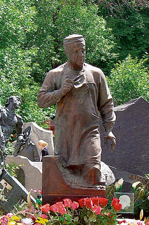 Памятник хирургу Борису Петровскому в Москве