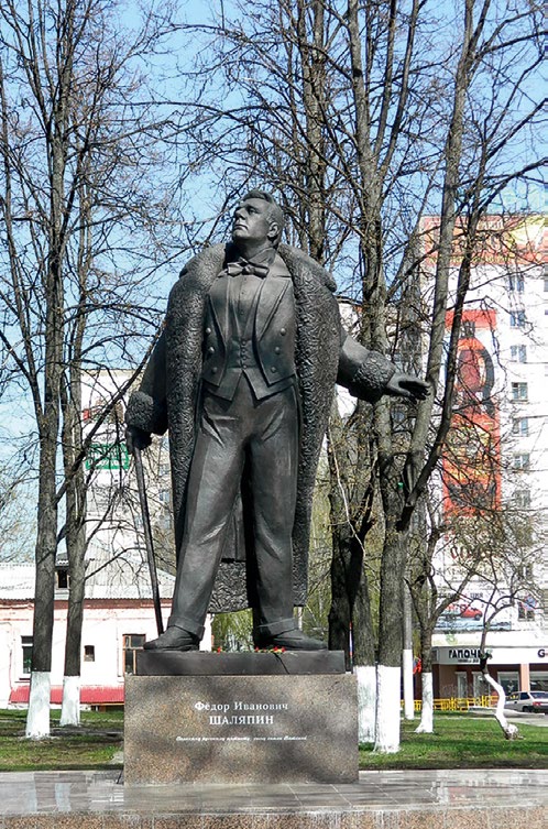 Памятник Федору Шаляпину в Кирове