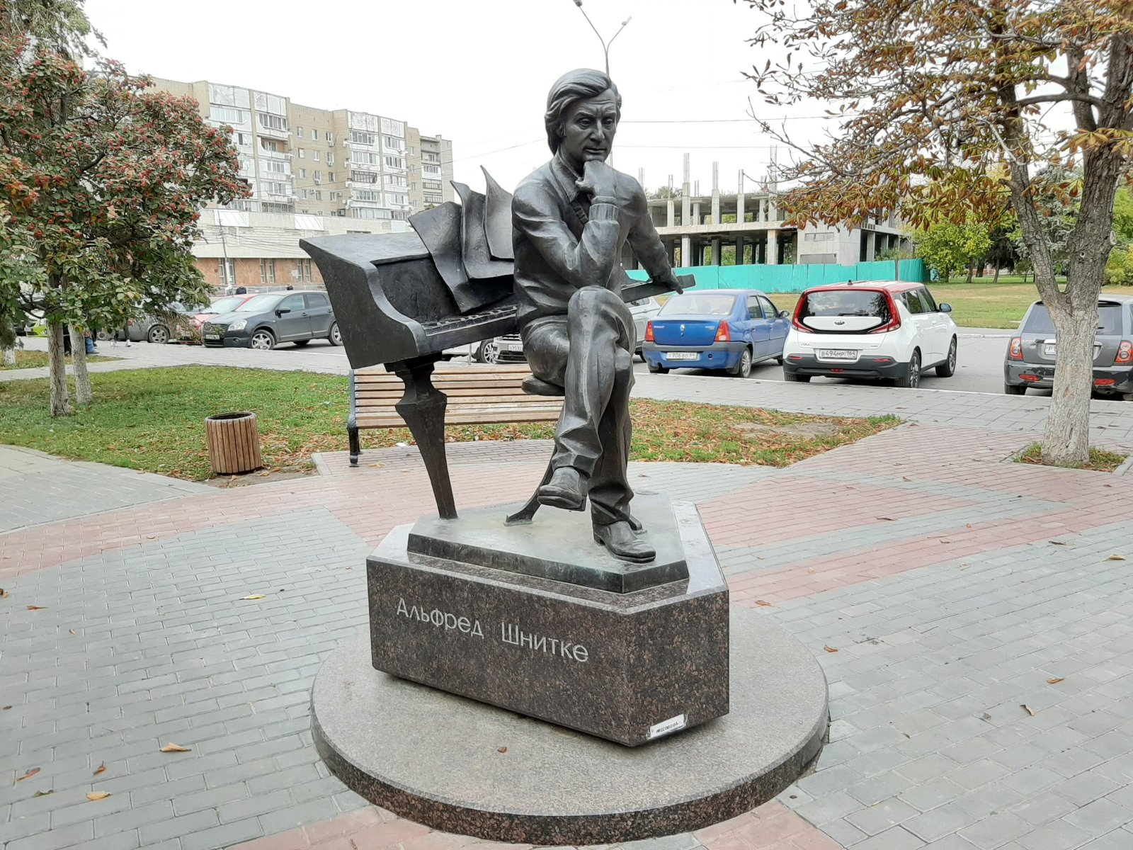 Памятник композитору Альфреду Шнитке в Энгельсе