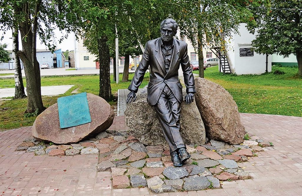 Памятник актеру Зиновию Гердту изготовлен из бронзы на скульптурном предприятии «Лит Арт». Установлен в Себеже в 2011 году.