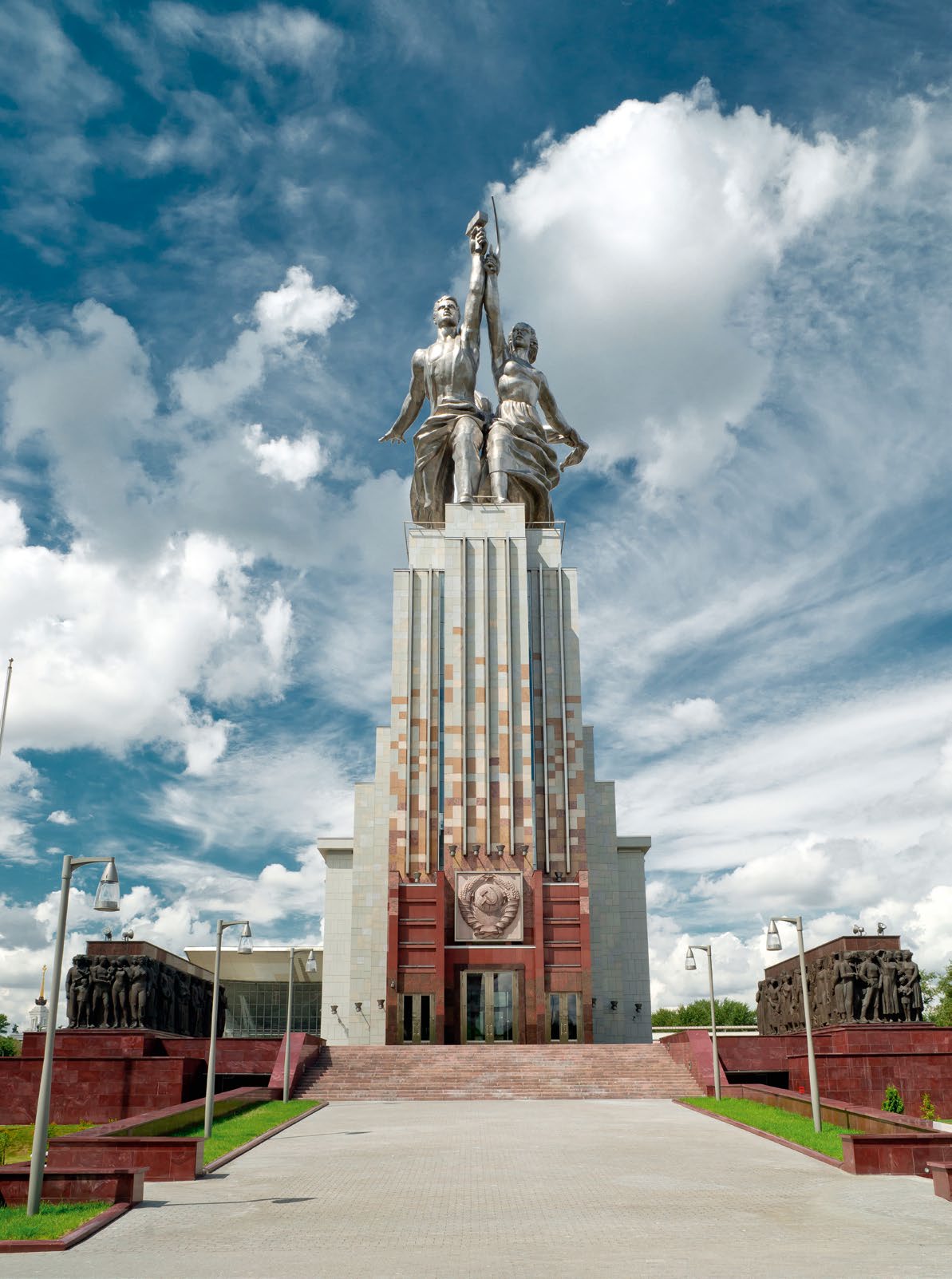 Рельеф на стелах постамента «Рабочий и колхозница» в Москве