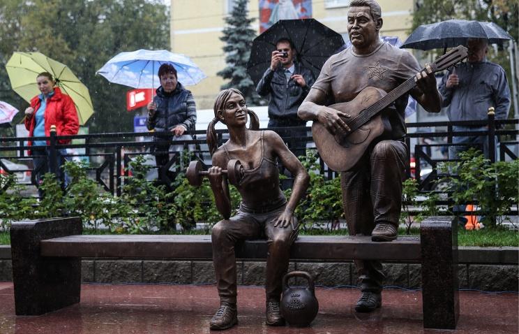 Открытие памятника «Ребята с нашего двора», посвящённого группе Любэ, состоялось в подмосковном городе Люберцы
