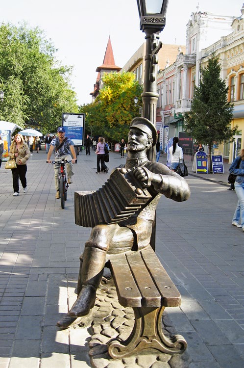 Памятник саратовской гармошке