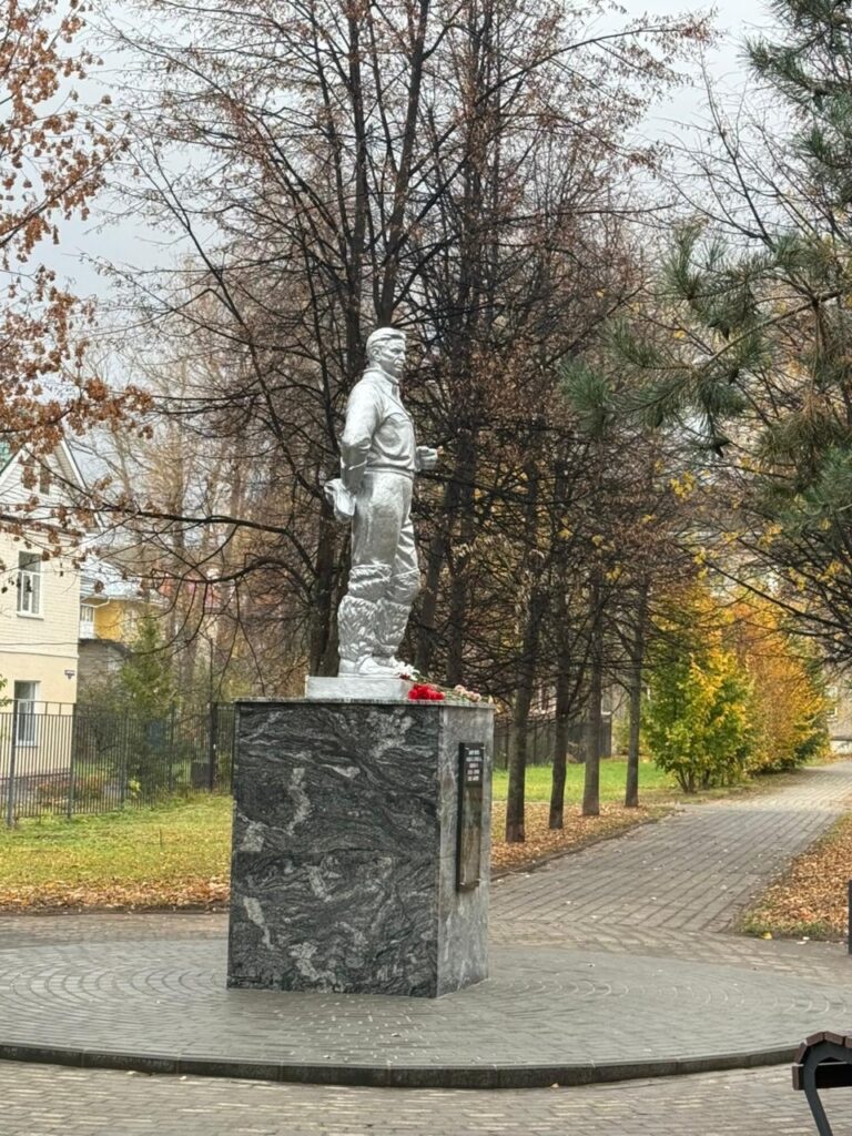 15 октября в городе Кстово Нижегородской области был торжественно открыт обновленный памятник знаменитому лётчику-испытателю, Герою Советского Союза Валерию Чкалову.