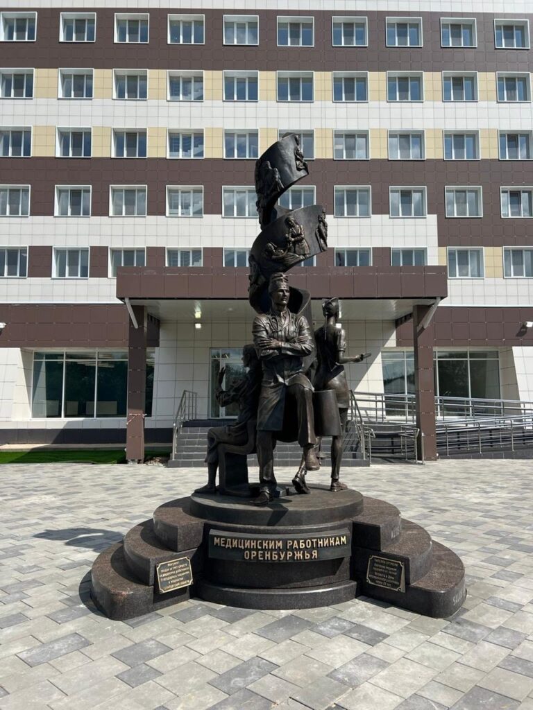 Самый большой в России памятник медикам открыт в Оренбурге