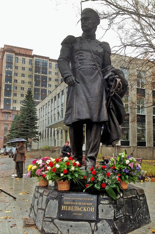 Памятник адмиралу Геннадию Невельскому в Южно-Сахалинске