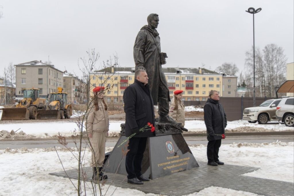 памятник кстовчанам — участникам ликвидации аварии на Чернобыльской АЭС.
