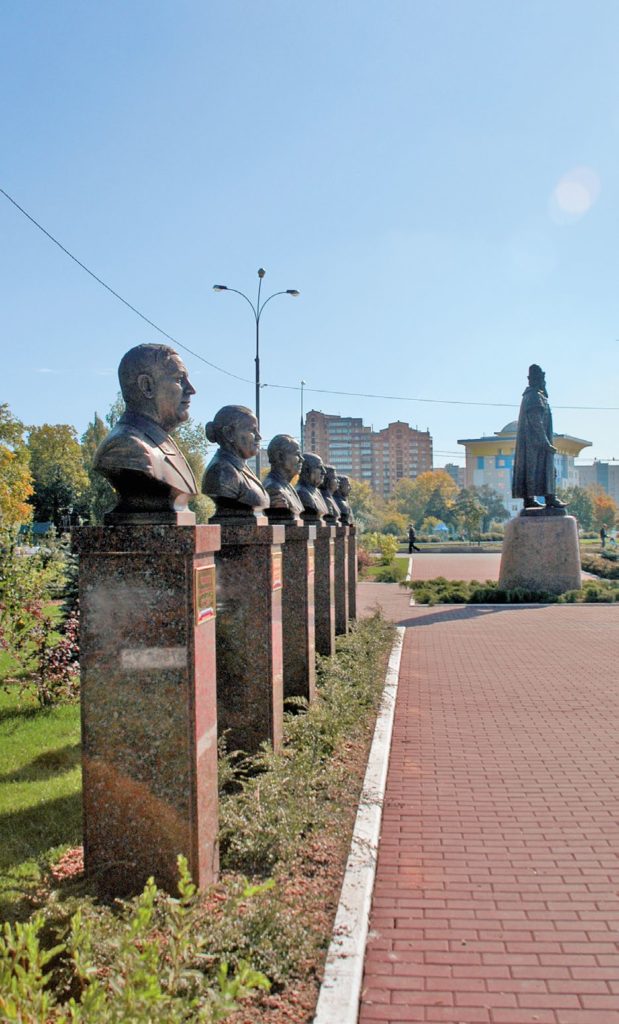 Бюсты на аллее Почетных граждан изготовлены из бронзы на скульптурном предприятии «Лит Арт». Установлены в Одинцово Московской области в 2007 году.