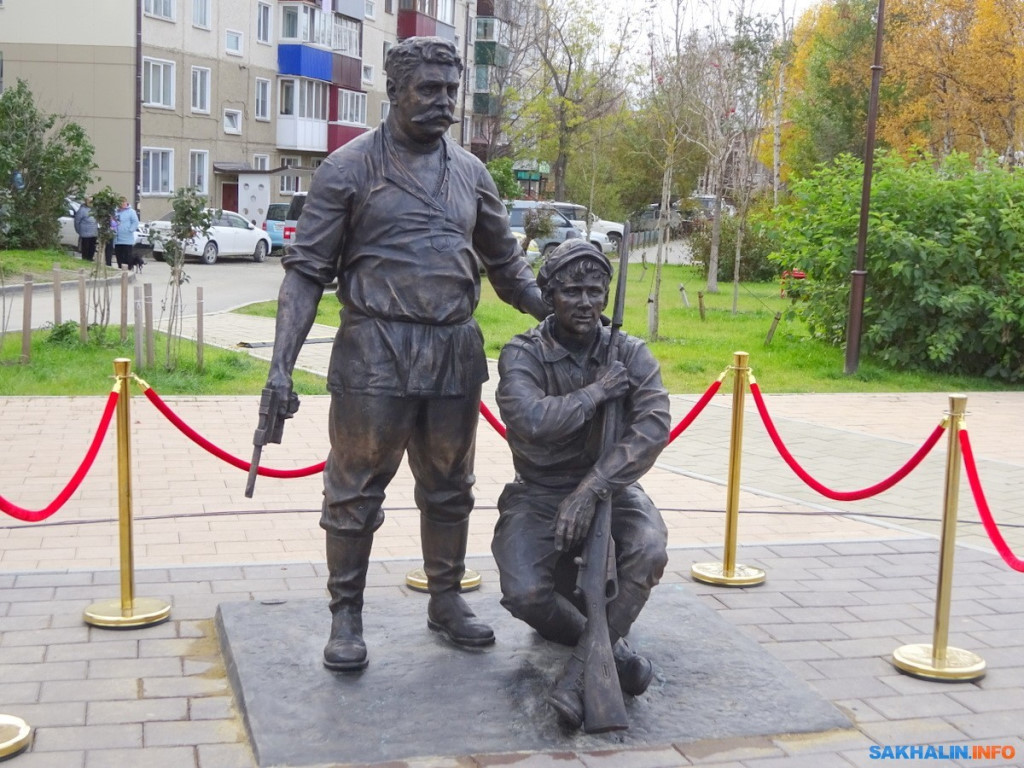 Памятник Павлу Верещагину и красноармейцу Петрухе в Южно-Сахалинске