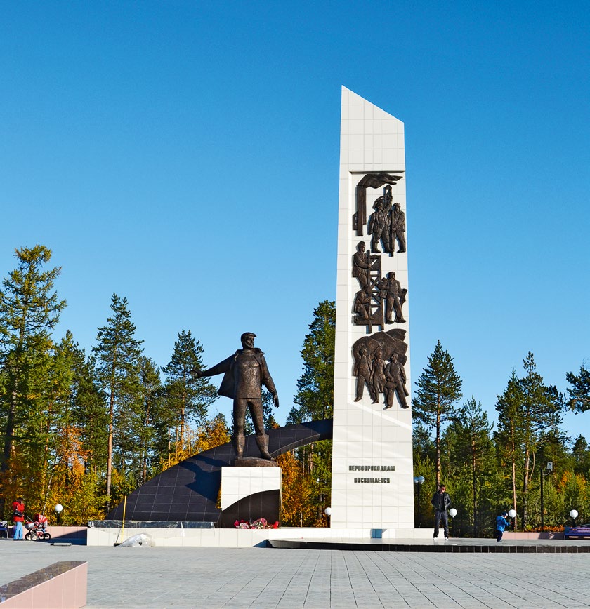 Памятник первопроходцам в Губкинском