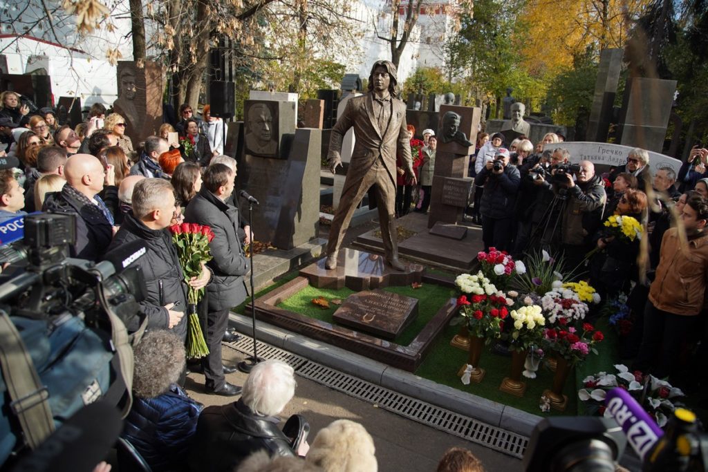 Памятник оперному певцу Дмитрию Хворостовскому изготовлен из бронзы на скульптурном предприятии «Лит Арт». Установлен в Москве в 2019 году.