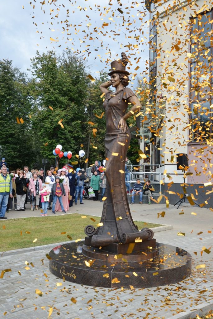 Памятник актрисе Любови Орловой изготовлен из бронзы на скульптурном предприятии «Лит Арт». Установлен в Звенигороде в 2016 году.
