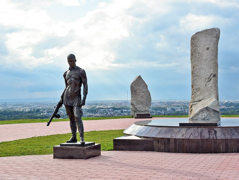Памятник солдату на мемориальном комплексе в Абакане