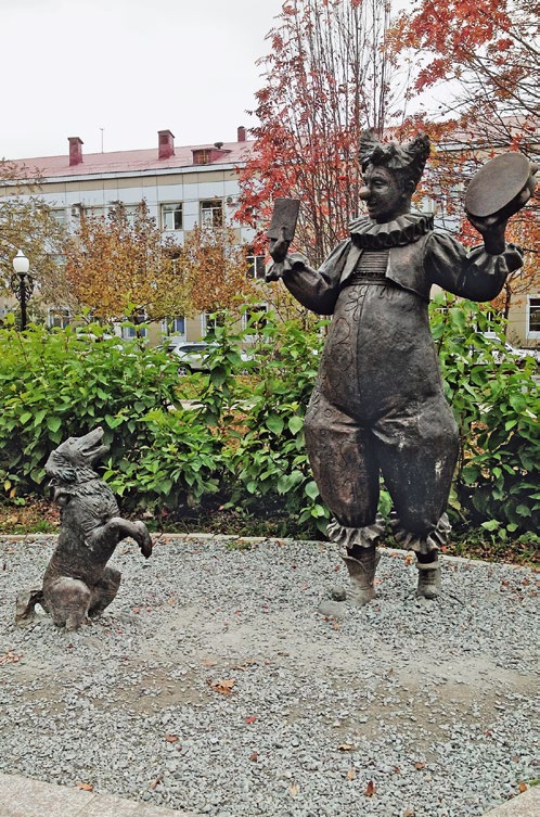 Скульптура «Каштанка и клоун» в Южно-Сахалинске