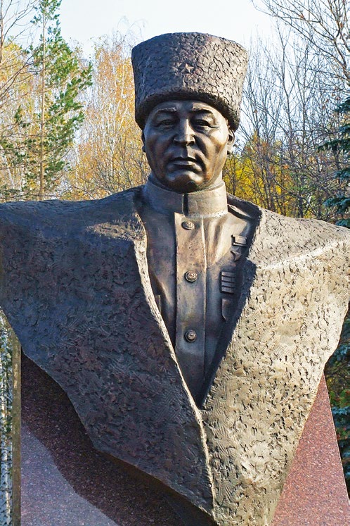 Бюст Героя Советского Союза Тагира Кусимова в Уфе