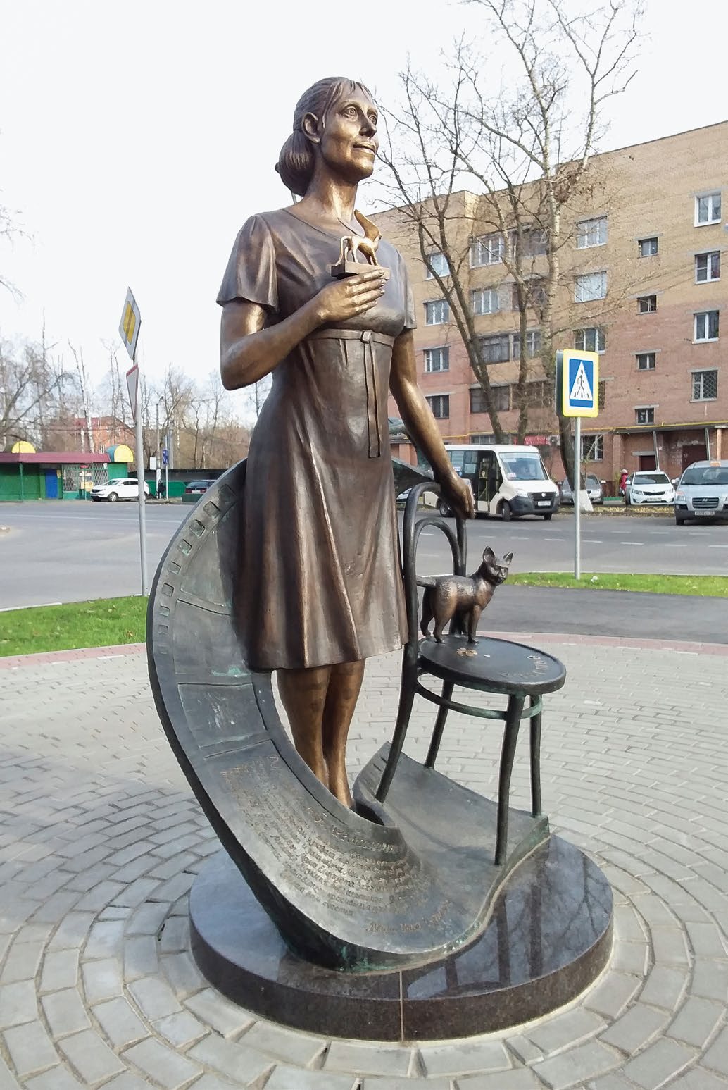 Памятник актрисе Инне Чуриковой в поселке Коренево (фильм НАЧАЛО)