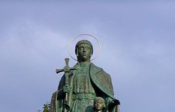 Памятник Великой княгине Ольге. Автор памятника - скульптор Вячеслав Клыков. Открытие памятника состоялось 23 июля 2003 г., в дни празднования ноо-летия первого упоминания Пскова в летописи.
