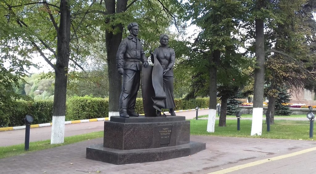 Памятник труженикам тыла изготовлен из бронзы на скульптурном предприятии «Лит Арт». Установлен в Раменском Московской области в 2019 году.